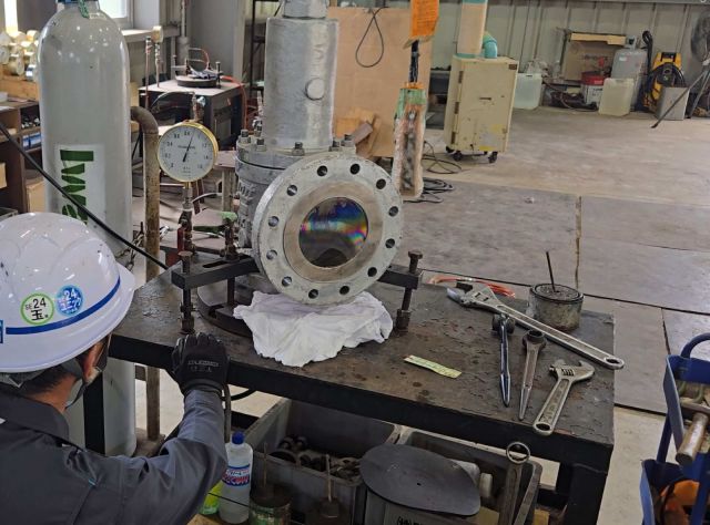 安全弁　検査風景