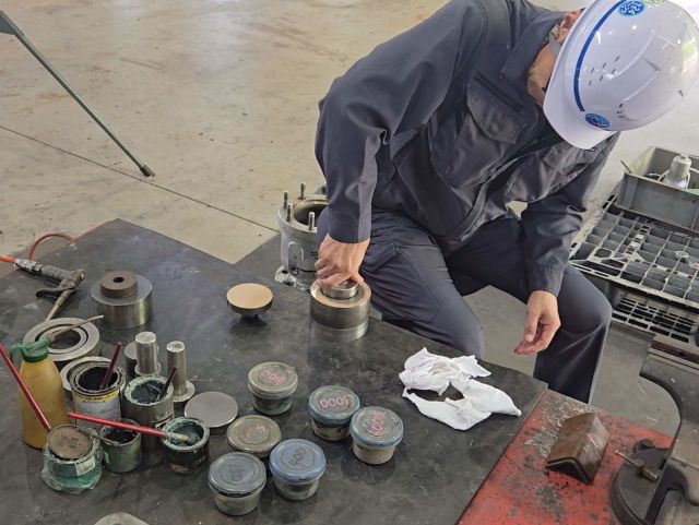 安全弁　ラッピング作業